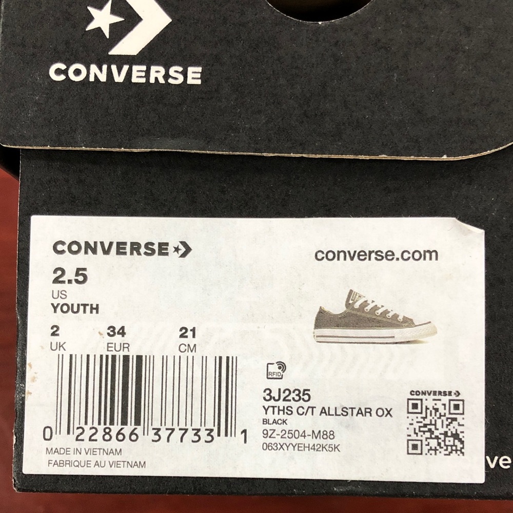 Converse Kids Sz 2.5 Black and White Low Top Sneakers - Picture 8 of 8